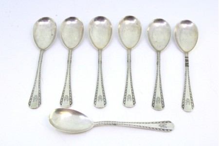  Conjunto de sete colheres de gelado em prata com frisos ao longo dos cabos.